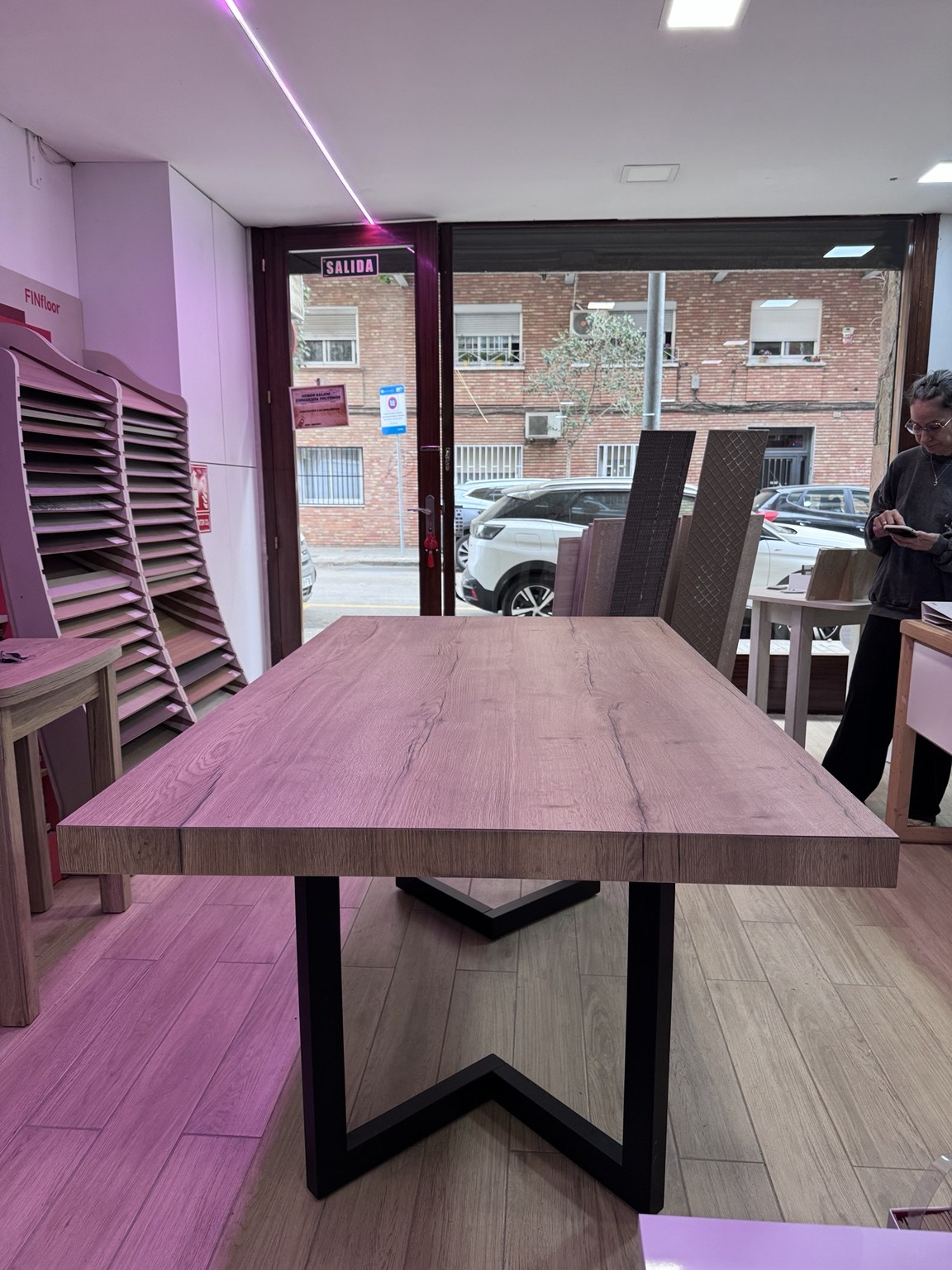 Mesa a medida de acabado madera con estructura negra