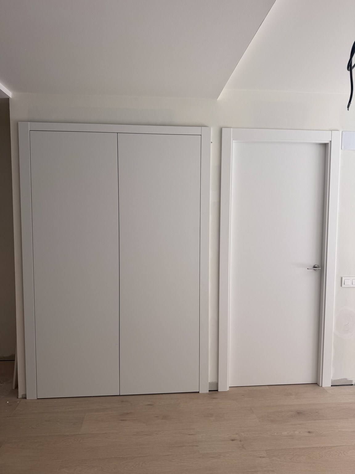 Armario blanco integrado en una habitación